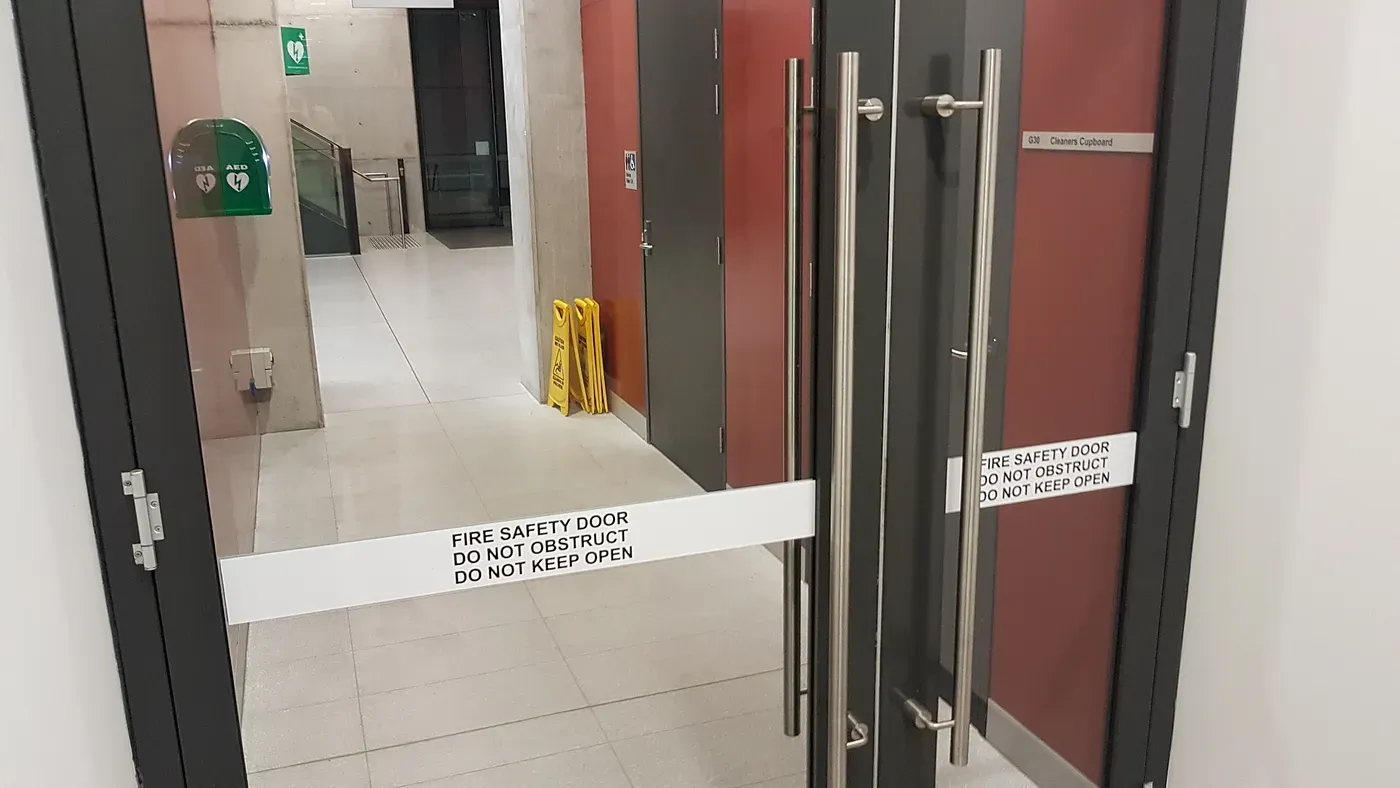 Picture of emergency exit door where you have no clue whether to pull or push it